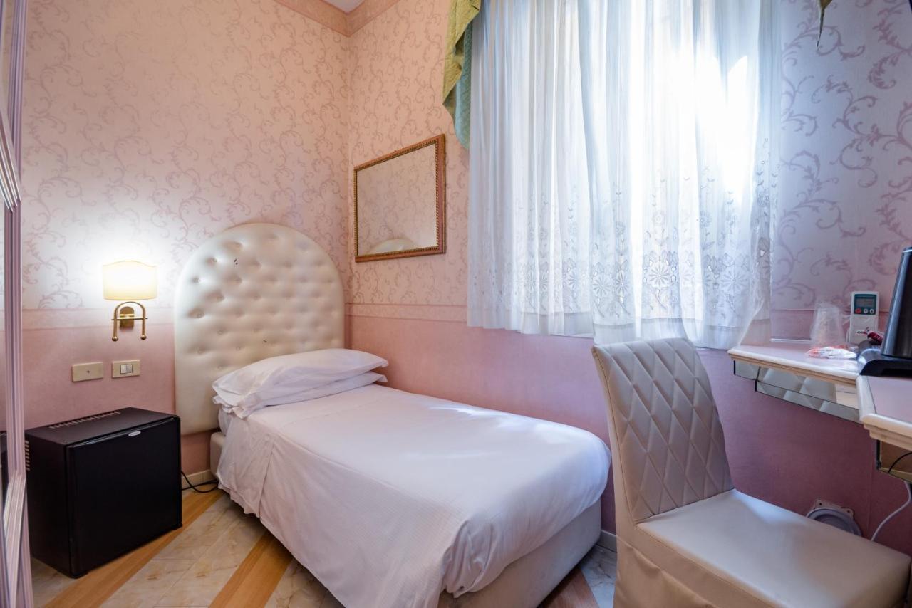 Residenza Due Torri Check In Presso Hotel Centrale Vicolo Cattani 7 ボローニャ エクステリア 写真