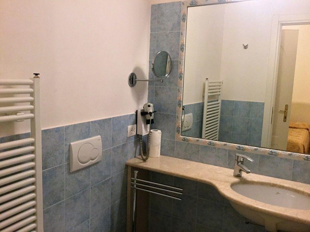 Residenza Due Torri Check In Presso Hotel Centrale Vicolo Cattani 7 ボローニャ エクステリア 写真